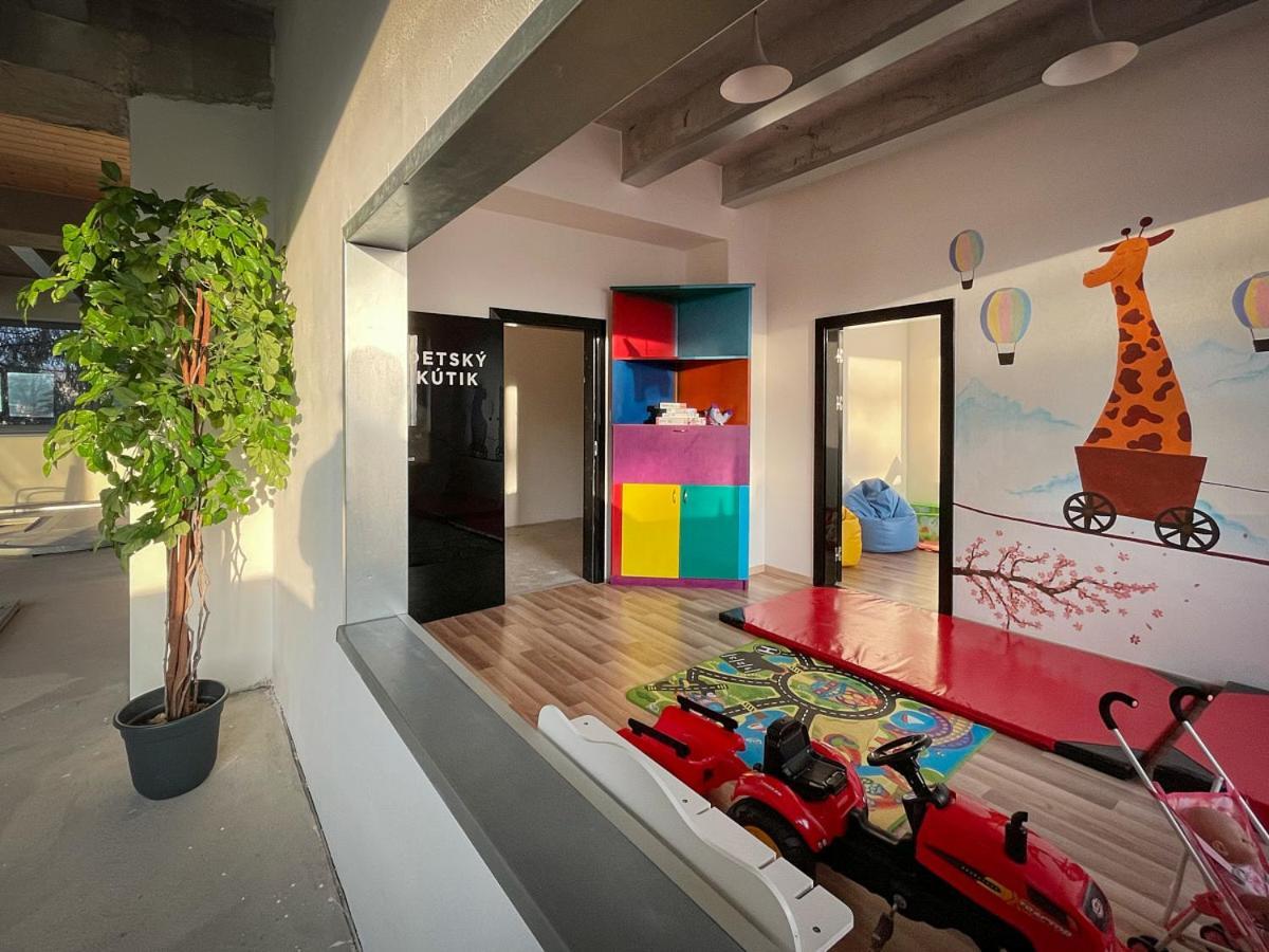 Hotel Double Red Cars Museum 3*